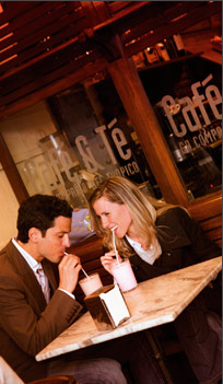 Pareja en un café de la Gran Vía